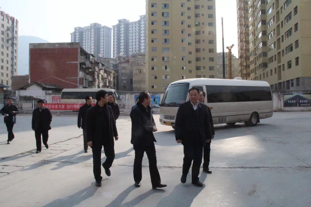 隴南市委常委、常務(wù)副市長(zhǎng)張慶宏、副市長(zhǎng)徐世林、市人大副主任陳榮等一行深入隴運(yùn)集團(tuán)公司武都汽車站開展春節(jié)前走訪慰問(wèn)活動(dòng)