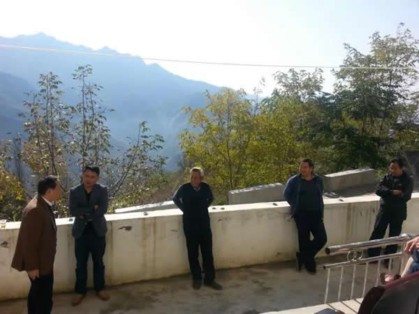 隴運集團公司董事長、黨委書記李寅祥率相關(guān)人員專程前往精準(zhǔn)扶貧點進行深入調(diào)研