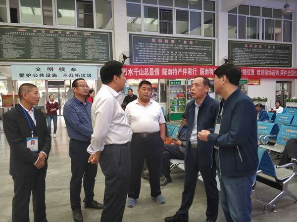 市交通運(yùn)輸局黨組副書(shū)記、市運(yùn)管局局長(zhǎng)何濤一行到隴運(yùn)集團(tuán)公司檢查國(guó)慶節(jié)前安全生產(chǎn)工作