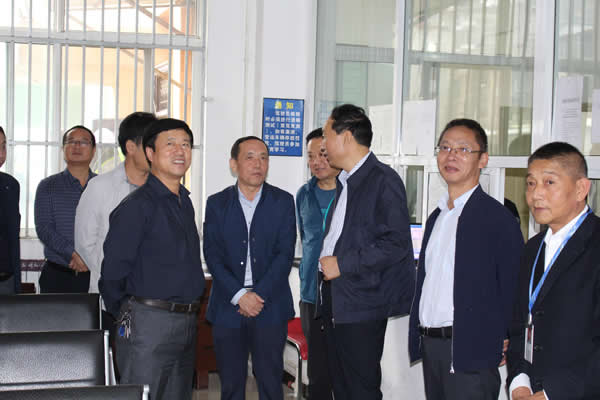 市安委辦主任、安監(jiān)局局長(zhǎng)李永宏一行到隴運(yùn)集團(tuán)公司檢查指導(dǎo)工作