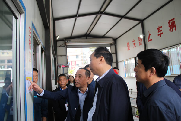 市安委辦主任、安監(jiān)局局長(zhǎng)李永宏一行到隴運(yùn)集團(tuán)公司檢查指導(dǎo)工作