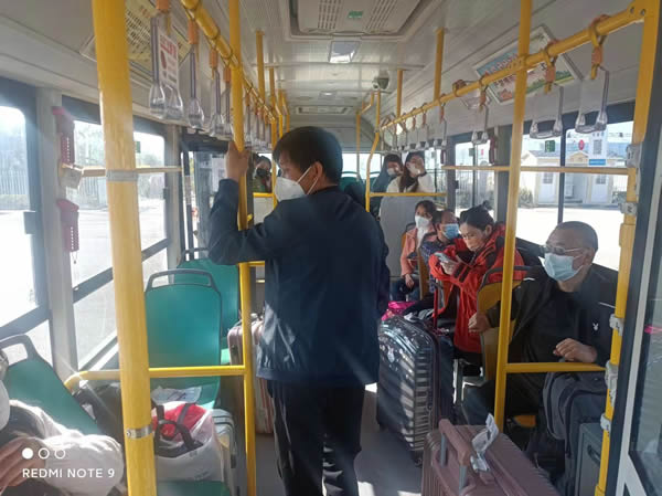 隴運(yùn)集團(tuán)公司“點(diǎn)對(duì)點(diǎn)”愛(ài)心直通車(chē)護(hù)送返鄉(xiāng)人員平安回家